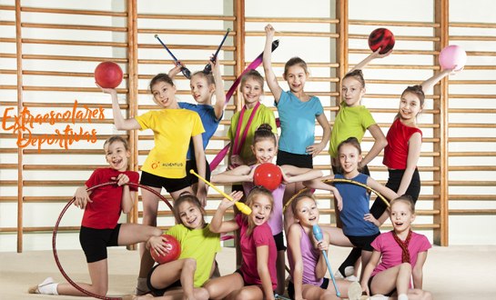 Niños haciendo actividades deportivas en la escuela de verano.